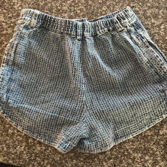 Textured denim shorts! Front pockets, tulip side hem design w/ side slits. - Picture 2 of 9